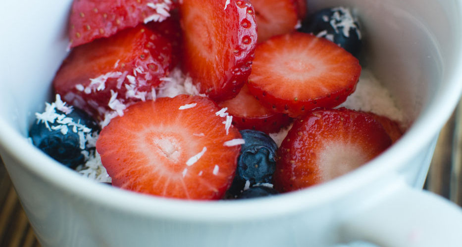 Oatmeal with blueberries, strawberries and coconut Opskrifter